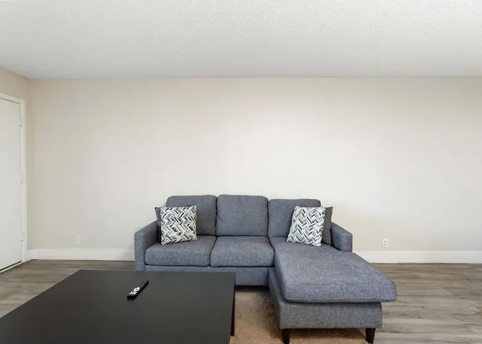 2br Modern Near Dt With Pools & Gym Apartment *