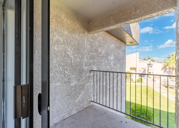 2br Modern Near Dt With Pools & Gym Apartment