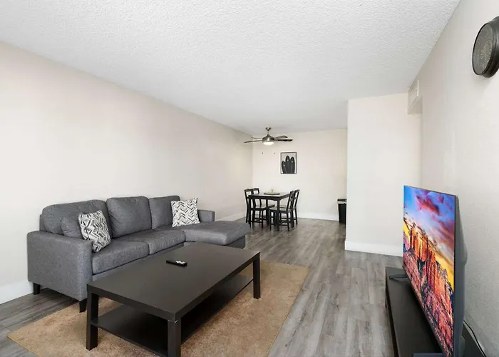 2br Modern Near Dt With Pools & Gym Apartment