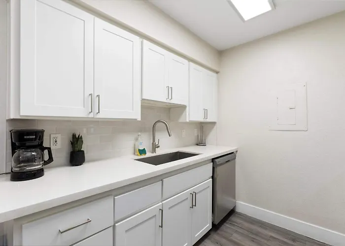 2br Modern Near Dt With Pools & Gym Apartment *