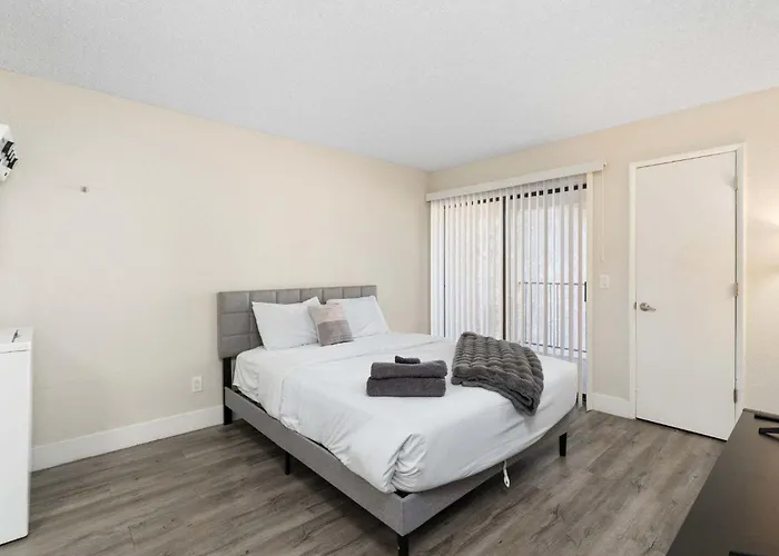 2br Modern Near Dt With Pools & Gym