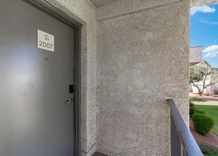 Apartment 2br Modern Near Dt With Pools & Gym *