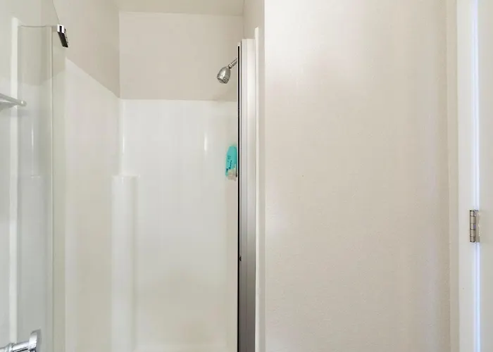 2br Modern Near Dt With Pools & Gym