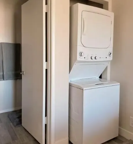 2br Modern Near Dt With Pools & Gym *