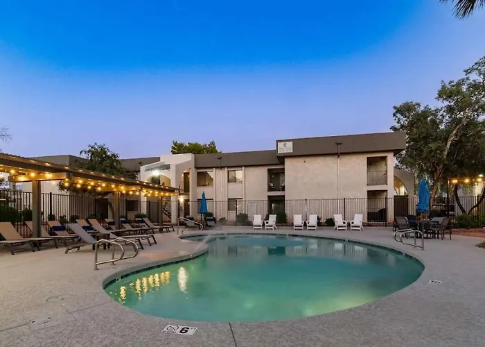 2br Modern Near Dt With Pools & Gym *